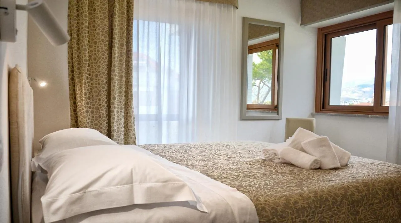 Hotel Tiffany Marina di Massa 3*,