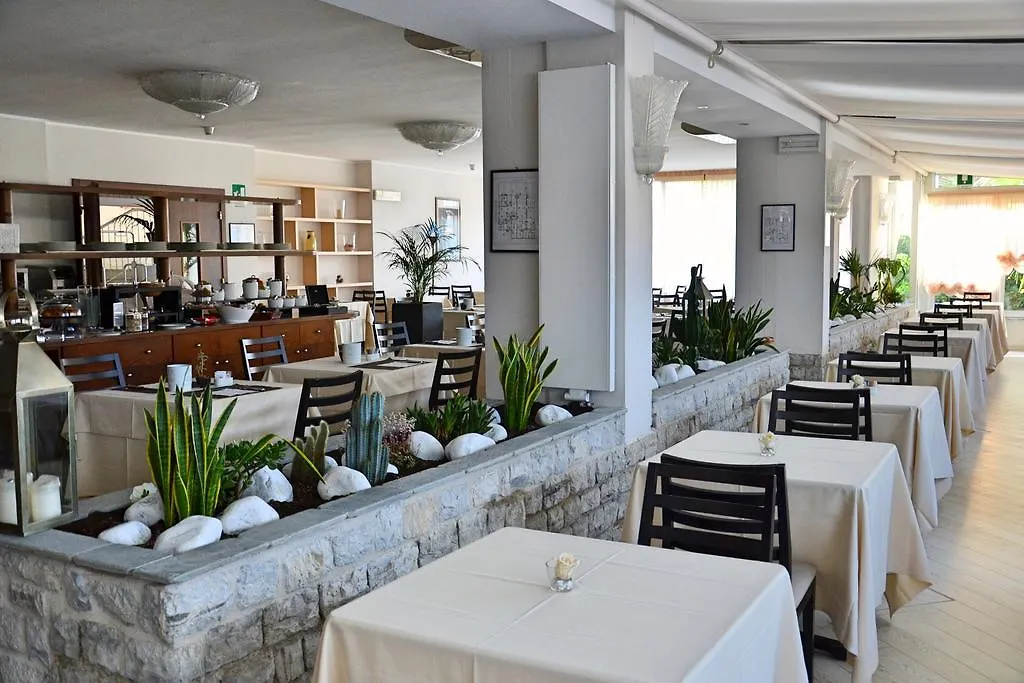 Hotel Tiffany Marina di Massa 3*,  Italia