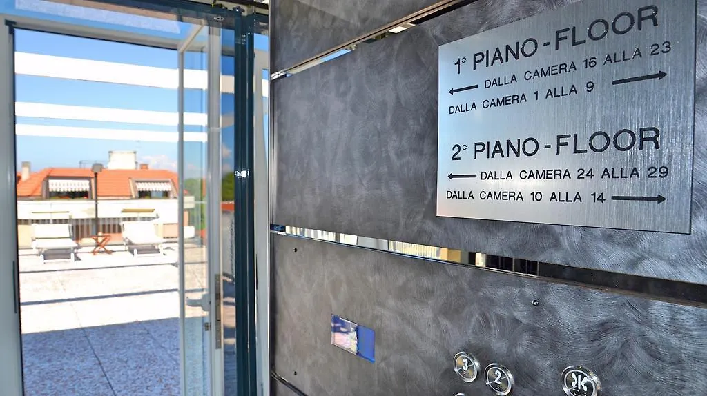 Hotel Tiffany Marina di Massa 3*,  Italia
